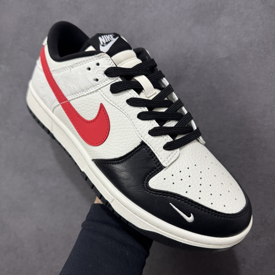 图片[3]-【定制版】Nike SB Dunk Low“马年限定——墨霜丹红” 高端私人定制 低帮休闲板鞋 定制鞋盒 大厂纯原品质出货 超高清洁度 皮料切割干净无任何毛边 细节完美 货号：IM6670-202 尺码：36 36.5 37.5 38 38.5 39 40 40.5 41 42 42.5 43 44 44.5 45-选品中心