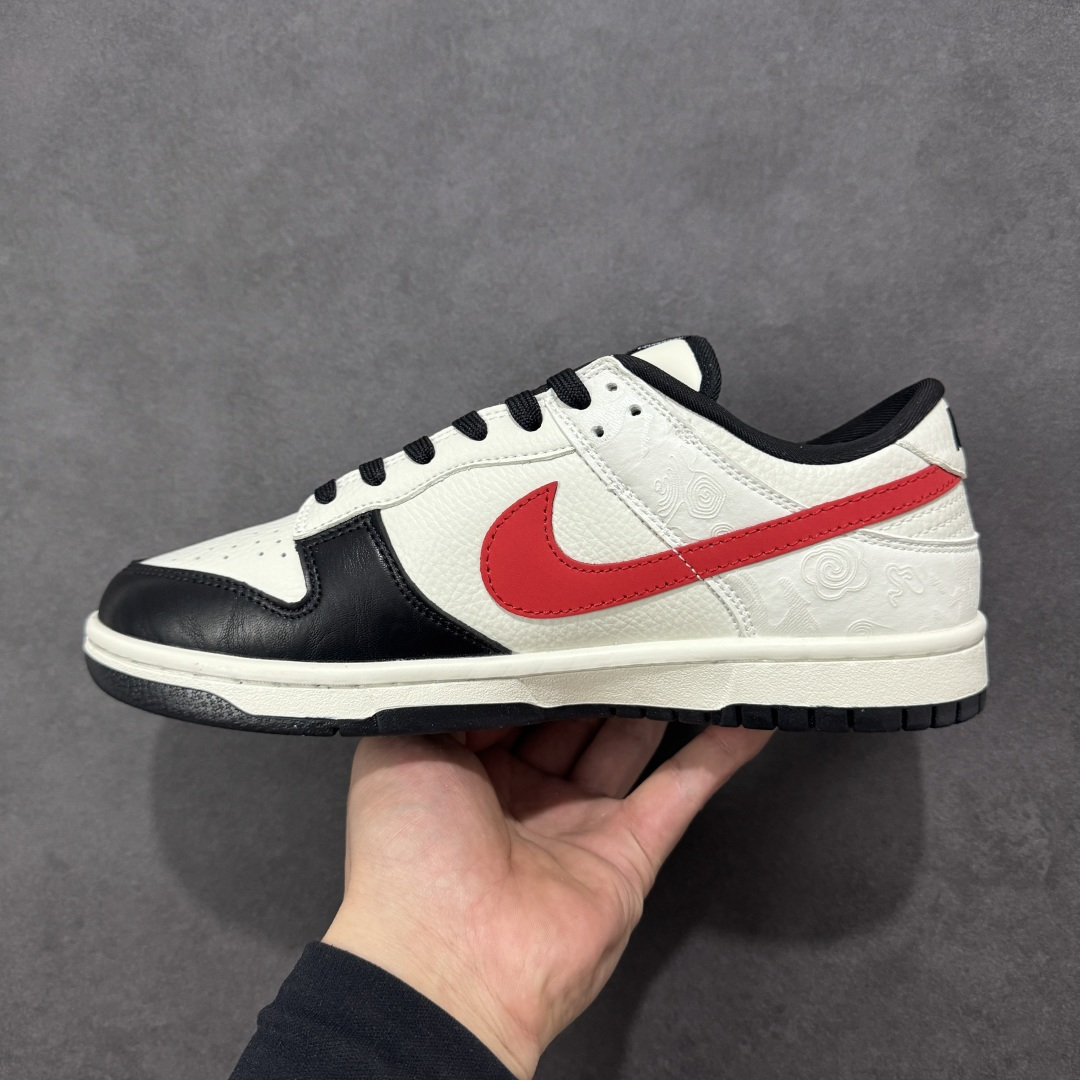 图片[2]-【定制版】Nike SB Dunk Low“马年限定——墨霜丹红” 高端私人定制 低帮休闲板鞋 定制鞋盒 大厂纯原品质出货 超高清洁度 皮料切割干净无任何毛边 细节完美 货号：IM6670-202 尺码：36 36.5 37.5 38 38.5 39 40 40.5 41 42 42.5 43 44 44.5 45-选品中心