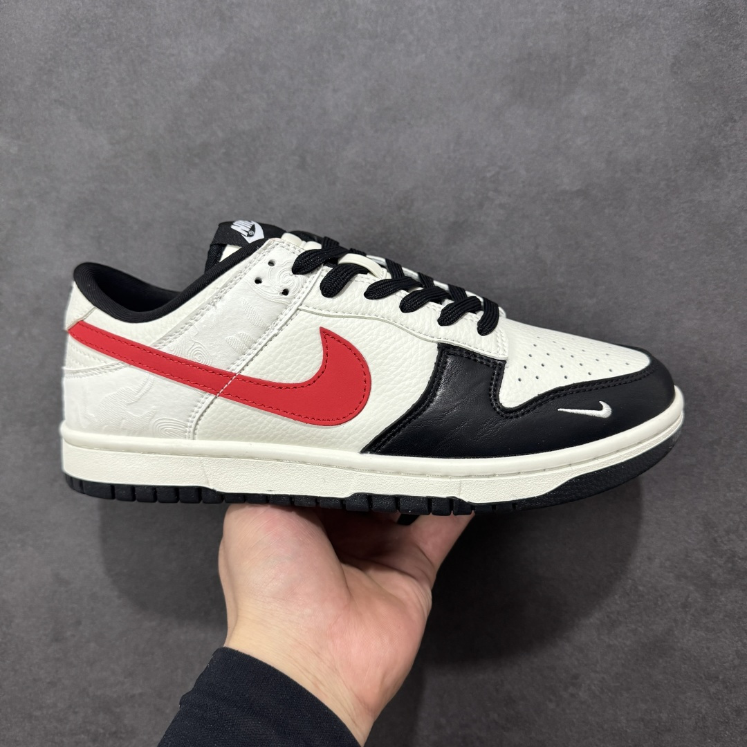 【定制版】Nike SB Dunk Low“马年限定——墨霜丹红” 高端私人定制 低帮休闲板鞋 定制鞋盒 大厂纯原品质出货 超高清洁度 皮料切割干净无任何毛边 细节完美 货号：IM6670-202 尺码：36 36.5 37.5 38 38.5 39 40 40.5 41 42 42.5 43 44 44.5 45-选品中心