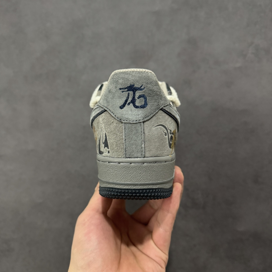 图片[4]-【定制版】手绘涂鸦 马年国风限定“龙马精神”Nike Air Force 1 “ Dragon & Horse Spirit ”空军一号定制板鞋 “龙马精神” 是马年限定款，以深军绿麂皮为基底，做旧质感营造复古氛围。鞋身点缀金色龙纹、祥云手绘与 “龍” 字标识，呼应 “龙马精神” 的祥瑞寓意；灰白撞色粗鞋带与渐变中底增添层次，将东方文化符号与街头鞋型融合，既有国风底蕴，又适配户外、工装等多元风格 货号：CD1221-680 尺码： 36 36.5 37.5 38 38.5 39 40 40.5 41 42 42.5 43 44 44.5 45-选品中心