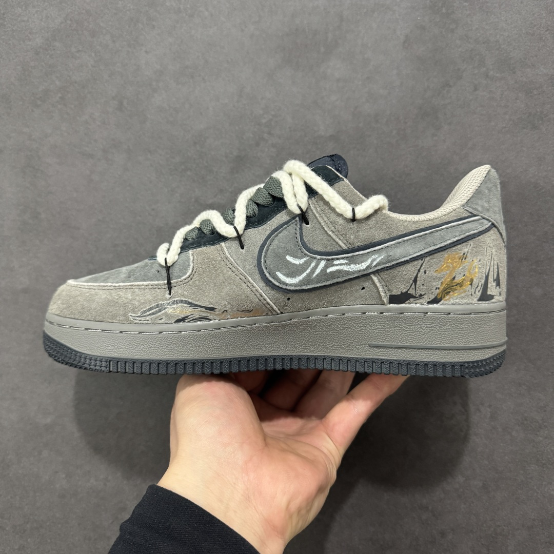 图片[2]-【定制版】手绘涂鸦 马年国风限定“龙马精神”Nike Air Force 1 “ Dragon & Horse Spirit ”空军一号定制板鞋 “龙马精神” 是马年限定款，以深军绿麂皮为基底，做旧质感营造复古氛围。鞋身点缀金色龙纹、祥云手绘与 “龍” 字标识，呼应 “龙马精神” 的祥瑞寓意；灰白撞色粗鞋带与渐变中底增添层次，将东方文化符号与街头鞋型融合，既有国风底蕴，又适配户外、工装等多元风格 货号：CD1221-680 尺码： 36 36.5 37.5 38 38.5 39 40 40.5 41 42 42.5 43 44 44.5 45-选品中心