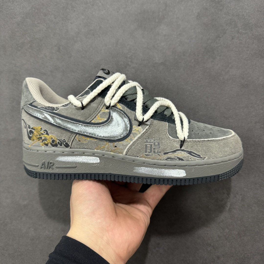 【定制版】手绘涂鸦 马年国风限定“龙马精神”Nike Air Force 1 “ Dragon & Horse Spirit ”空军一号定制板鞋 “龙马精神” 是马年限定款，以深军绿麂皮为基底，做旧质感营造复古氛围。鞋身点缀金色龙纹、祥云手绘与 “龍” 字标识，呼应 “龙马精神” 的祥瑞寓意；灰白撞色粗鞋带与渐变中底增添层次，将东方文化符号与街头鞋型融合，既有国风底蕴，又适配户外、工装等多元风格 货号：CD1221-680 尺码： 36 36.5 37.5 38 38.5 39 40 40.5 41 42 42.5 43 44 44.5 45-选品中心