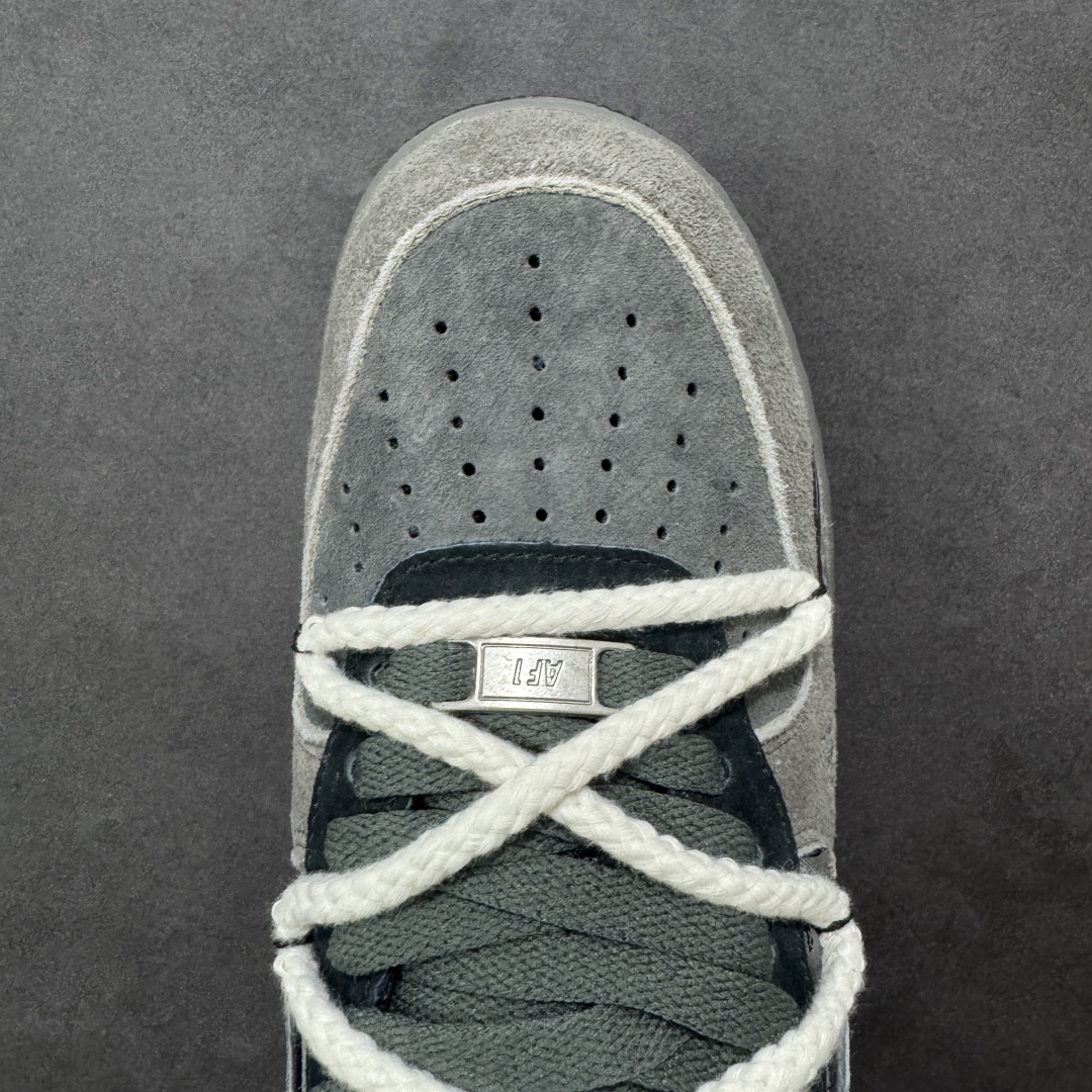 图片[8]-【定制版】手绘涂鸦 马年国风限定“龙马精神”Nike Air Force 1 “ Dragon & Horse Spirit ”空军一号定制板鞋 “龙马精神” 是马年限定款，以深军绿麂皮为基底，做旧质感营造复古氛围。鞋身点缀金色龙纹、祥云手绘与 “龍” 字标识，呼应 “龙马精神” 的祥瑞寓意；灰白撞色粗鞋带与渐变中底增添层次，将东方文化符号与街头鞋型融合，既有国风底蕴，又适配户外、工装等多元风格 货号：CD1221-680 尺码： 36 36.5 37.5 38 38.5 39 40 40.5 41 42 42.5 43 44 44.5 45-选品中心