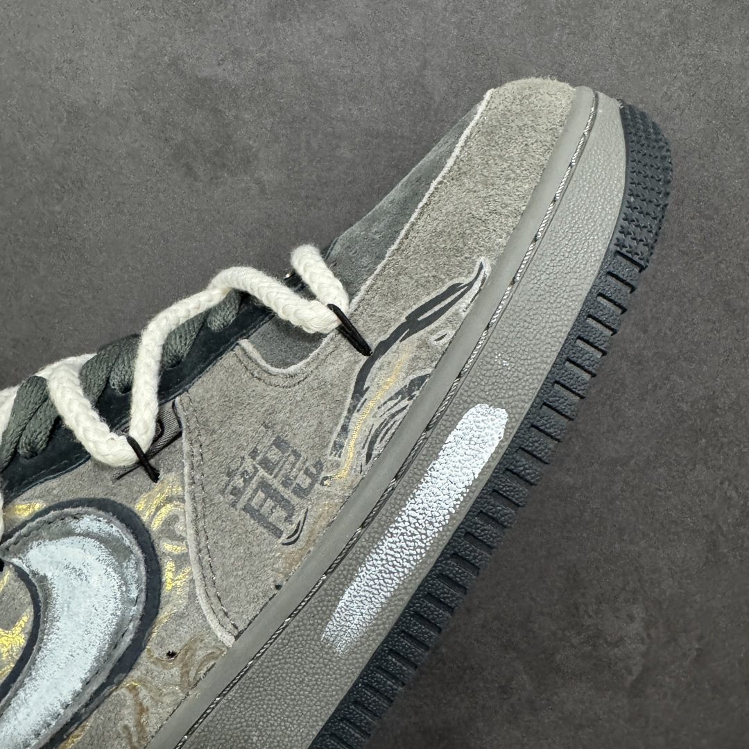 图片[5]-【定制版】手绘涂鸦 马年国风限定“龙马精神”Nike Air Force 1 “ Dragon & Horse Spirit ”空军一号定制板鞋 “龙马精神” 是马年限定款，以深军绿麂皮为基底，做旧质感营造复古氛围。鞋身点缀金色龙纹、祥云手绘与 “龍” 字标识，呼应 “龙马精神” 的祥瑞寓意；灰白撞色粗鞋带与渐变中底增添层次，将东方文化符号与街头鞋型融合，既有国风底蕴，又适配户外、工装等多元风格 货号：CD1221-680 尺码： 36 36.5 37.5 38 38.5 39 40 40.5 41 42 42.5 43 44 44.5 45-选品中心