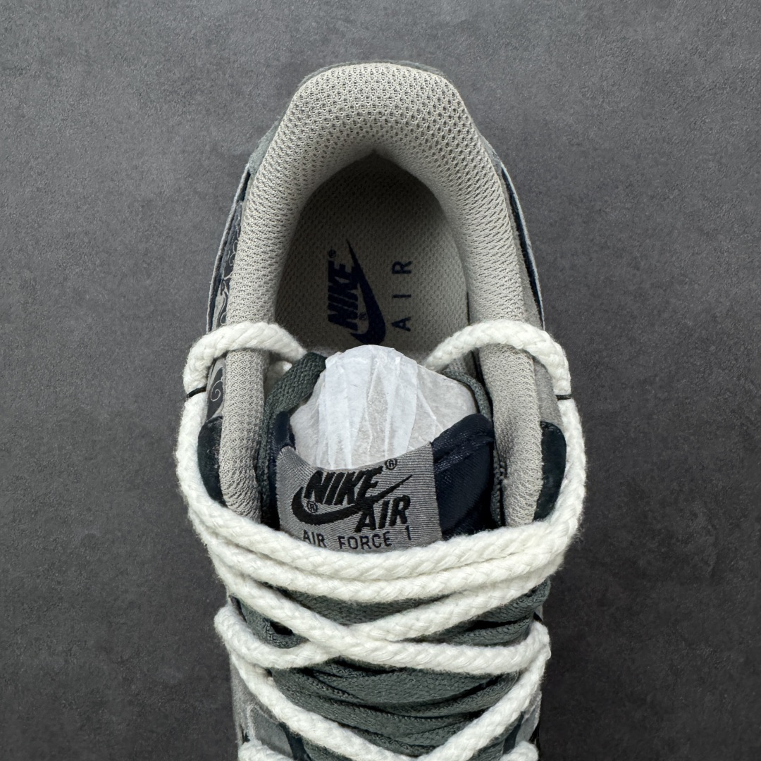 图片[7]-【定制版】手绘涂鸦 马年国风限定“龙马精神”Nike Air Force 1 “ Dragon & Horse Spirit ”空军一号定制板鞋 “龙马精神” 是马年限定款，以深军绿麂皮为基底，做旧质感营造复古氛围。鞋身点缀金色龙纹、祥云手绘与 “龍” 字标识，呼应 “龙马精神” 的祥瑞寓意；灰白撞色粗鞋带与渐变中底增添层次，将东方文化符号与街头鞋型融合，既有国风底蕴，又适配户外、工装等多元风格 货号：CD1221-680 尺码： 36 36.5 37.5 38 38.5 39 40 40.5 41 42 42.5 43 44 44.5 45-选品中心