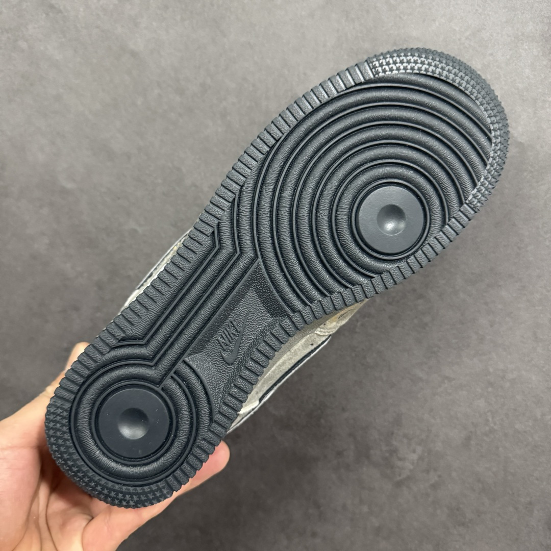 图片[9]-【定制版】手绘涂鸦 马年国风限定“龙马精神”Nike Air Force 1 “ Dragon & Horse Spirit ”空军一号定制板鞋 “龙马精神” 是马年限定款，以深军绿麂皮为基底，做旧质感营造复古氛围。鞋身点缀金色龙纹、祥云手绘与 “龍” 字标识，呼应 “龙马精神” 的祥瑞寓意；灰白撞色粗鞋带与渐变中底增添层次，将东方文化符号与街头鞋型融合，既有国风底蕴，又适配户外、工装等多元风格 货号：CD1221-680 尺码： 36 36.5 37.5 38 38.5 39 40 40.5 41 42 42.5 43 44 44.5 45-选品中心