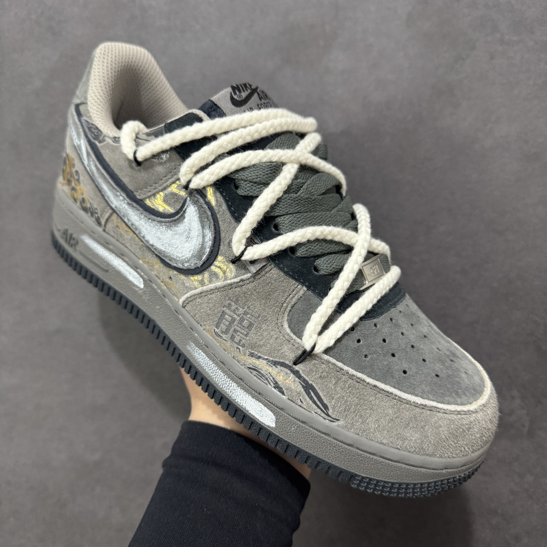 图片[3]-【定制版】手绘涂鸦 马年国风限定“龙马精神”Nike Air Force 1 “ Dragon & Horse Spirit ”空军一号定制板鞋 “龙马精神” 是马年限定款，以深军绿麂皮为基底，做旧质感营造复古氛围。鞋身点缀金色龙纹、祥云手绘与 “龍” 字标识，呼应 “龙马精神” 的祥瑞寓意；灰白撞色粗鞋带与渐变中底增添层次，将东方文化符号与街头鞋型融合，既有国风底蕴，又适配户外、工装等多元风格 货号：CD1221-680 尺码： 36 36.5 37.5 38 38.5 39 40 40.5 41 42 42.5 43 44 44.5 45-选品中心