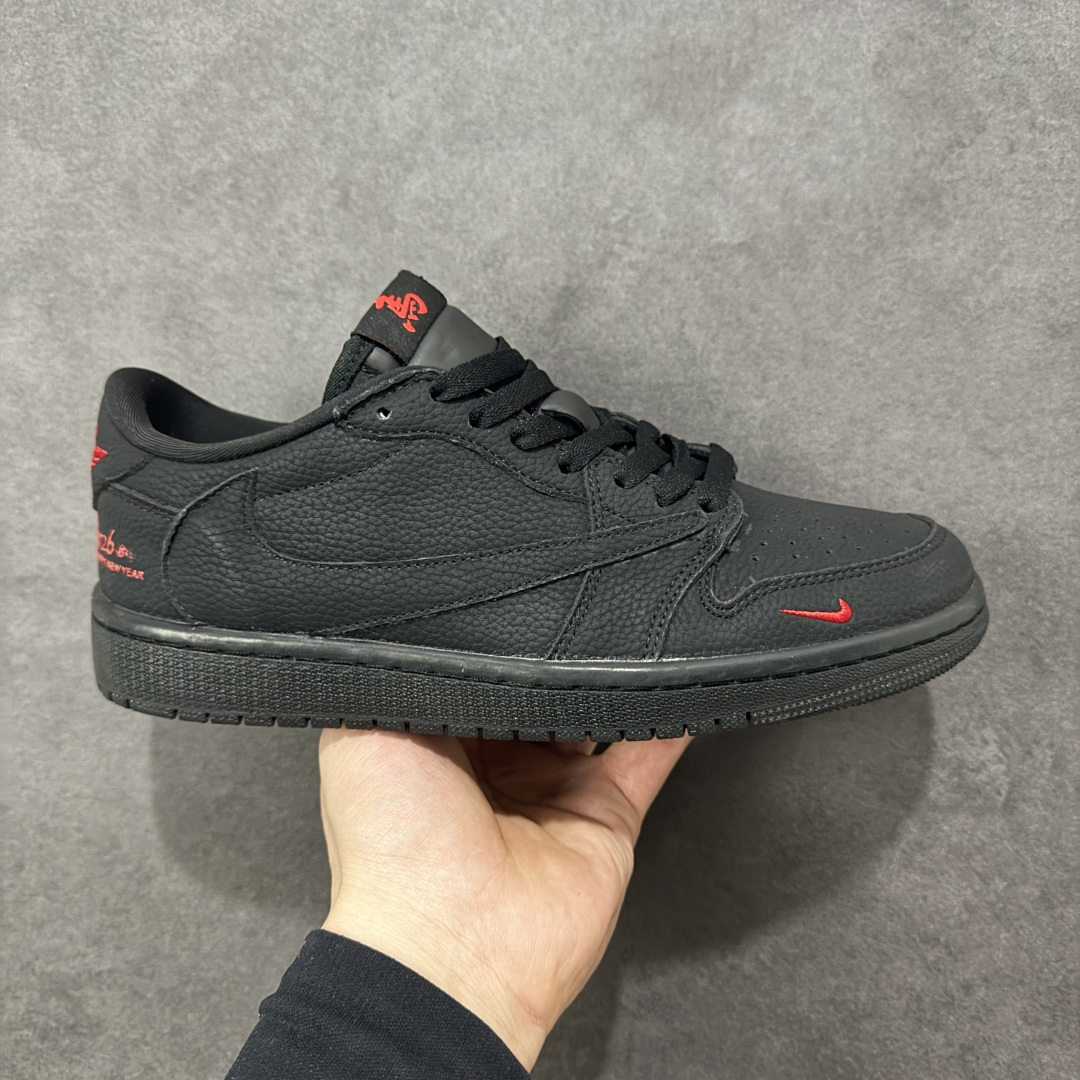 【定制版】高端定制 Travis Scott x Jordan 1 Low “马年限定-黑红” 倒勾低帮休闲版本 原厂全头层皮 大厂纯原品质出货 纯正版型 定制鞋盒 皮料切割干净无任何毛边 Ortholite鞋垫抗菌透气防臭 细节完美 超高清洁度 货号：YF9511-502 尺码：36 36.5 37.5 38 38.5 39 40 40.5 41 42 42.5 43 44 44.5 45-选品中心