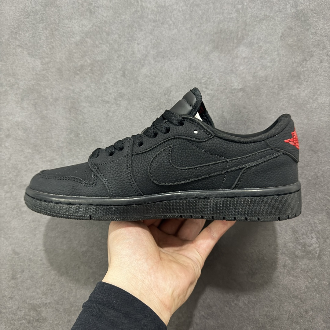 图片[2]-【定制版】高端定制 Travis Scott x Jordan 1 Low “马年限定-黑红” 倒勾低帮休闲版本 原厂全头层皮 大厂纯原品质出货 纯正版型 定制鞋盒 皮料切割干净无任何毛边 Ortholite鞋垫抗菌透气防臭 细节完美 超高清洁度 货号：YF9511-502 尺码：36 36.5 37.5 38 38.5 39 40 40.5 41 42 42.5 43 44 44.5 45-选品中心