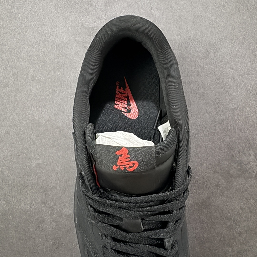 图片[7]-【定制版】高端定制 Travis Scott x Jordan 1 Low “马年限定-黑红” 倒勾低帮休闲版本 原厂全头层皮 大厂纯原品质出货 纯正版型 定制鞋盒 皮料切割干净无任何毛边 Ortholite鞋垫抗菌透气防臭 细节完美 超高清洁度 货号：YF9511-502 尺码：36 36.5 37.5 38 38.5 39 40 40.5 41 42 42.5 43 44 44.5 45-选品中心