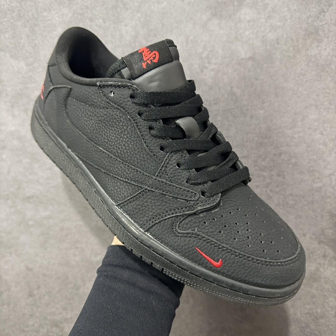图片[3]-【定制版】高端定制 Travis Scott x Jordan 1 Low “马年限定-黑红” 倒勾低帮休闲版本 原厂全头层皮 大厂纯原品质出货 纯正版型 定制鞋盒 皮料切割干净无任何毛边 Ortholite鞋垫抗菌透气防臭 细节完美 超高清洁度 货号：YF9511-502 尺码：36 36.5 37.5 38 38.5 39 40 40.5 41 42 42.5 43 44 44.5 45-选品中心