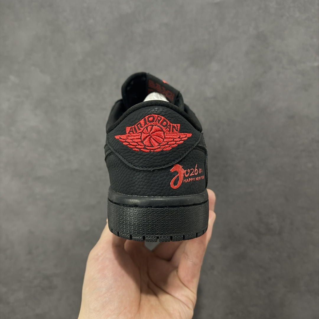 图片[4]-【定制版】高端定制 Travis Scott x Jordan 1 Low “马年限定-黑红” 倒勾低帮休闲版本 原厂全头层皮 大厂纯原品质出货 纯正版型 定制鞋盒 皮料切割干净无任何毛边 Ortholite鞋垫抗菌透气防臭 细节完美 超高清洁度 货号：YF9511-502 尺码：36 36.5 37.5 38 38.5 39 40 40.5 41 42 42.5 43 44 44.5 45-选品中心