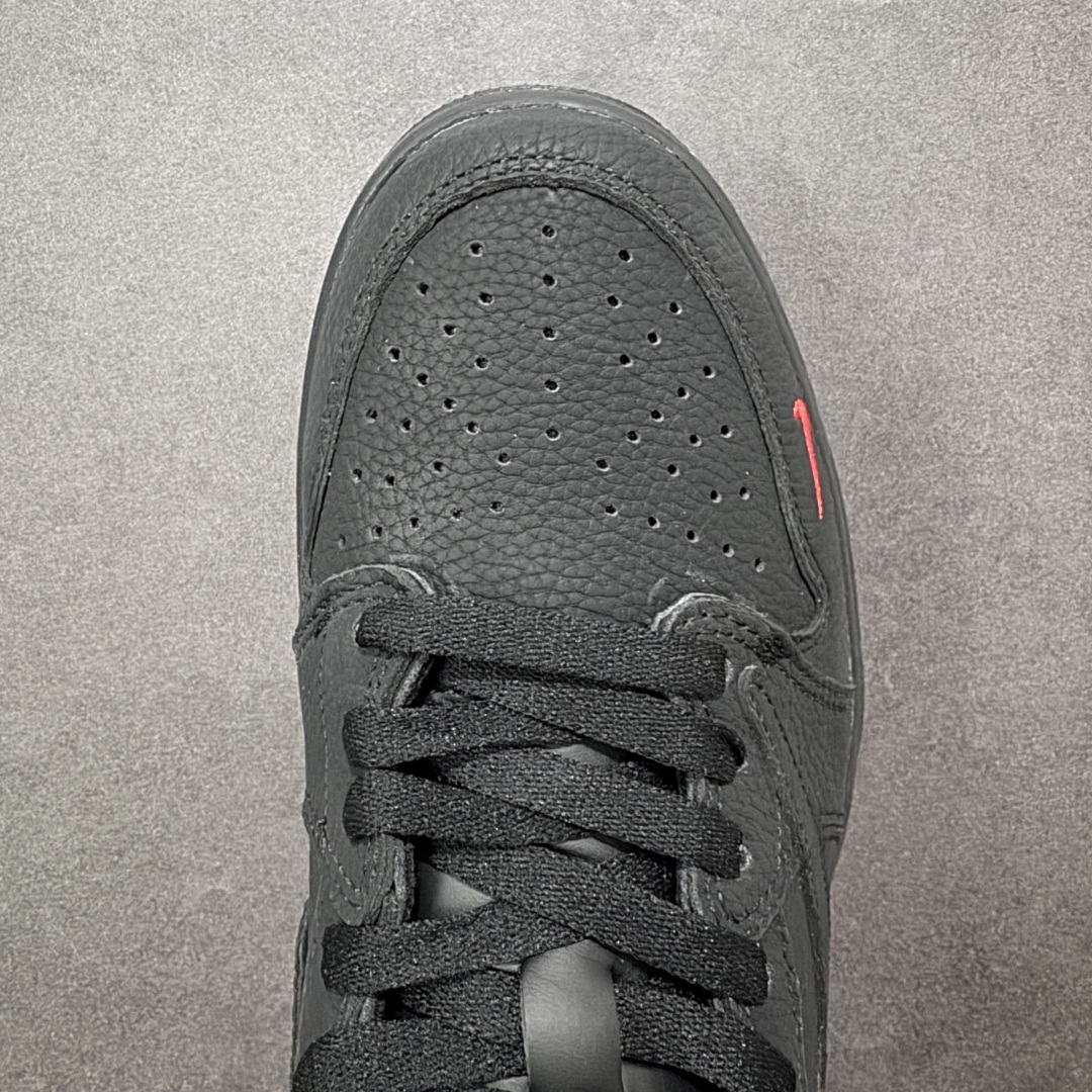 图片[8]-【定制版】高端定制 Travis Scott x Jordan 1 Low “马年限定-黑红” 倒勾低帮休闲版本 原厂全头层皮 大厂纯原品质出货 纯正版型 定制鞋盒 皮料切割干净无任何毛边 Ortholite鞋垫抗菌透气防臭 细节完美 超高清洁度 货号：YF9511-502 尺码：36 36.5 37.5 38 38.5 39 40 40.5 41 42 42.5 43 44 44.5 45-选品中心