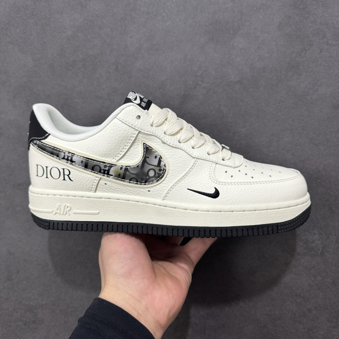 【定制版】迪奥联名 气场拉满 AIR FORCE 1 x DIOR联名限定款来袭，纯白皮革基底搭配黑色迪奥老花Swoosh，极简中透着奢华质感。鞋身DIOR标识低调彰显身份，黑白配色经典又高级，无论是西装革履还是街头潮搭都能无缝衔接。Air气垫科技保障舒适脚感，既是收藏级联名狠货，也是提升格调的穿搭神器，让你轻松驾驭各种场合，气场直接拉满。 货号：MM3399-811 尺码：36 36.5 37.5 38 38.5 39 40 40.5 41 42 42.5 43 44 44.5 45-选品中心