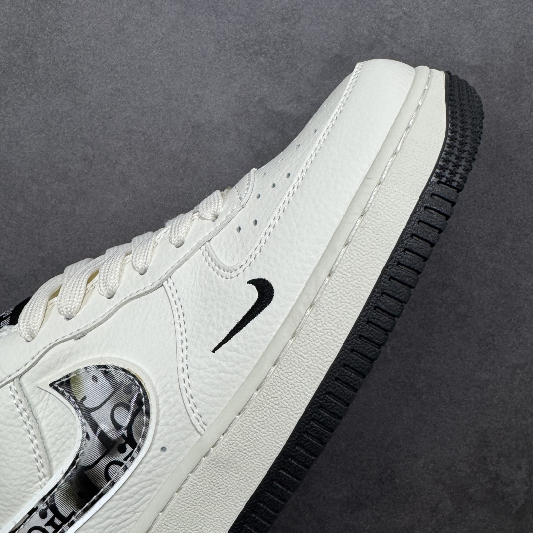 图片[5]-【定制版】迪奥联名 气场拉满 AIR FORCE 1 x DIOR联名限定款来袭，纯白皮革基底搭配黑色迪奥老花Swoosh，极简中透着奢华质感。鞋身DIOR标识低调彰显身份，黑白配色经典又高级，无论是西装革履还是街头潮搭都能无缝衔接。Air气垫科技保障舒适脚感，既是收藏级联名狠货，也是提升格调的穿搭神器，让你轻松驾驭各种场合，气场直接拉满。 货号：MM3399-811 尺码：36 36.5 37.5 38 38.5 39 40 40.5 41 42 42.5 43 44 44.5 45-选品中心