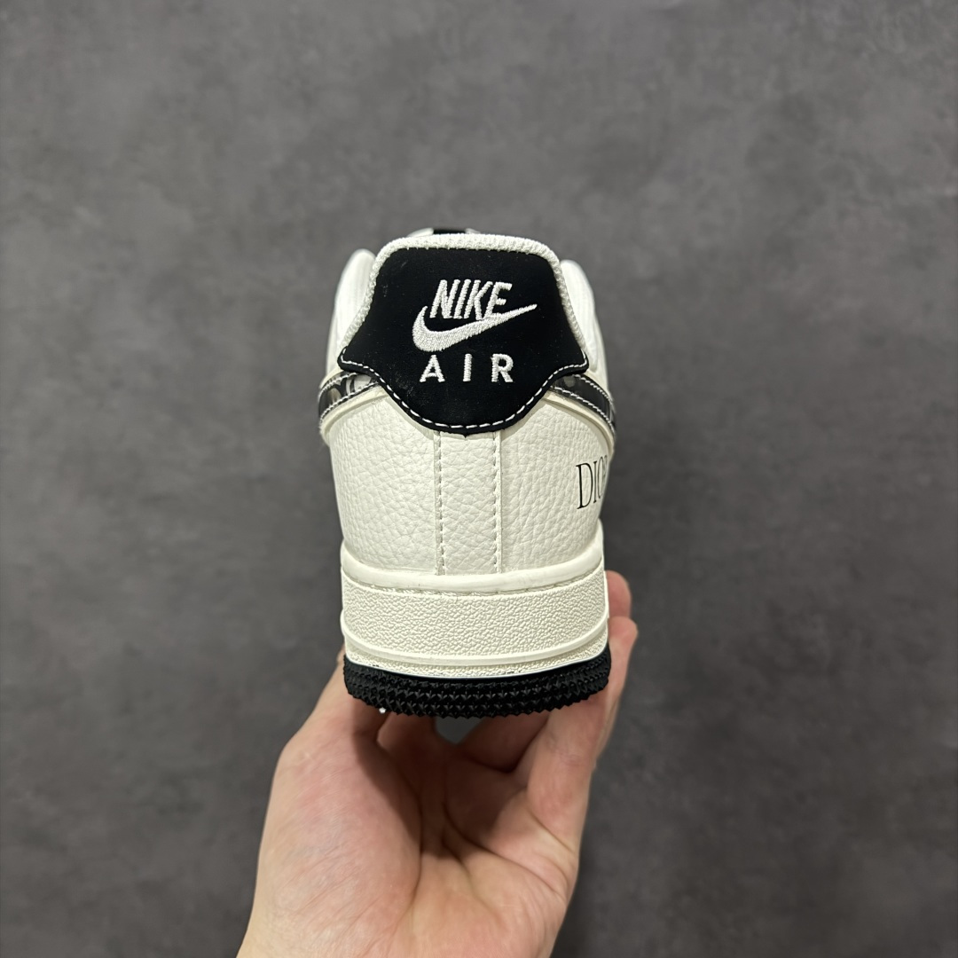 图片[4]-【定制版】迪奥联名 气场拉满 AIR FORCE 1 x DIOR联名限定款来袭，纯白皮革基底搭配黑色迪奥老花Swoosh，极简中透着奢华质感。鞋身DIOR标识低调彰显身份，黑白配色经典又高级，无论是西装革履还是街头潮搭都能无缝衔接。Air气垫科技保障舒适脚感，既是收藏级联名狠货，也是提升格调的穿搭神器，让你轻松驾驭各种场合，气场直接拉满。 货号：MM3399-811 尺码：36 36.5 37.5 38 38.5 39 40 40.5 41 42 42.5 43 44 44.5 45-选品中心