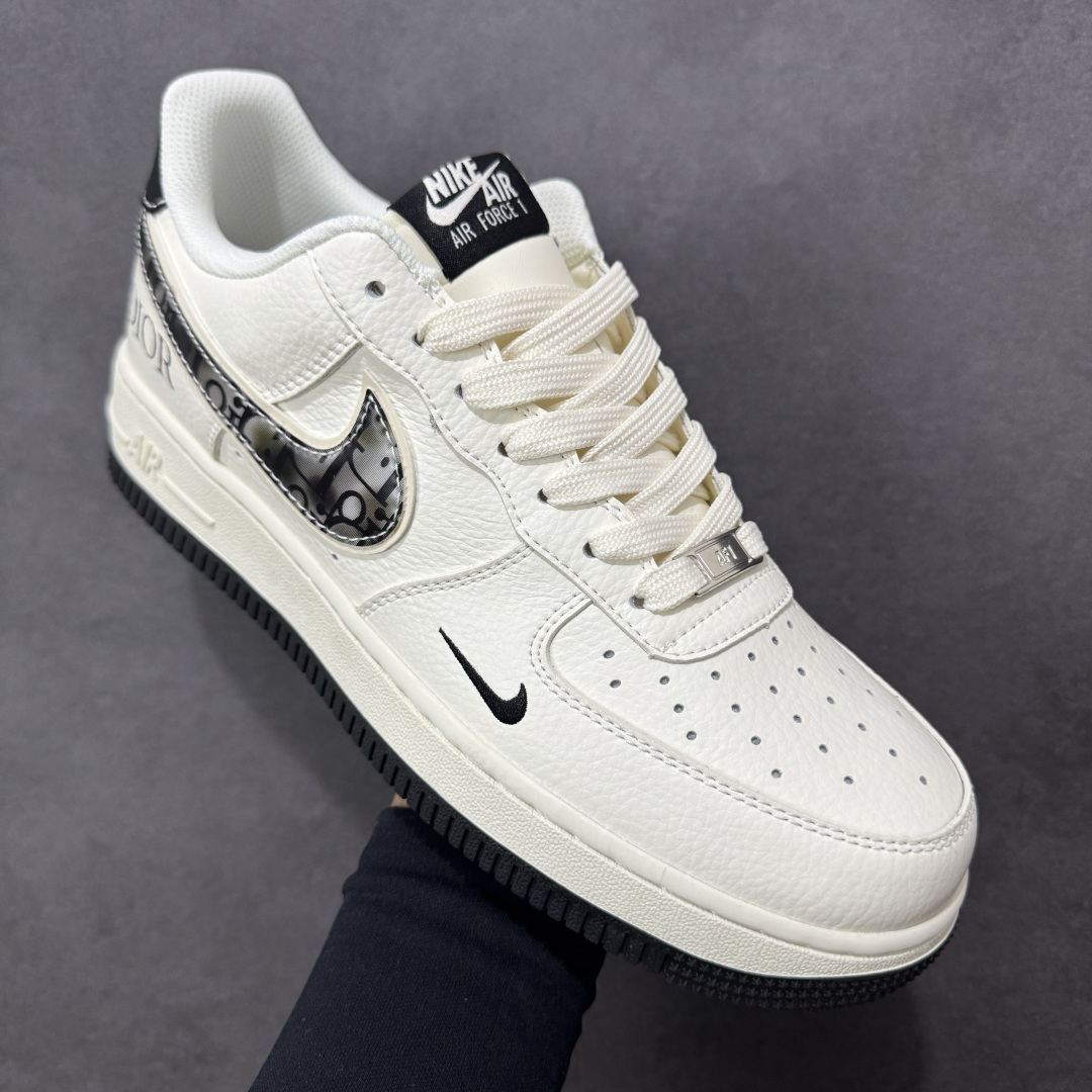 图片[3]-【定制版】迪奥联名 气场拉满 AIR FORCE 1 x DIOR联名限定款来袭，纯白皮革基底搭配黑色迪奥老花Swoosh，极简中透着奢华质感。鞋身DIOR标识低调彰显身份，黑白配色经典又高级，无论是西装革履还是街头潮搭都能无缝衔接。Air气垫科技保障舒适脚感，既是收藏级联名狠货，也是提升格调的穿搭神器，让你轻松驾驭各种场合，气场直接拉满。 货号：MM3399-811 尺码：36 36.5 37.5 38 38.5 39 40 40.5 41 42 42.5 43 44 44.5 45-选品中心