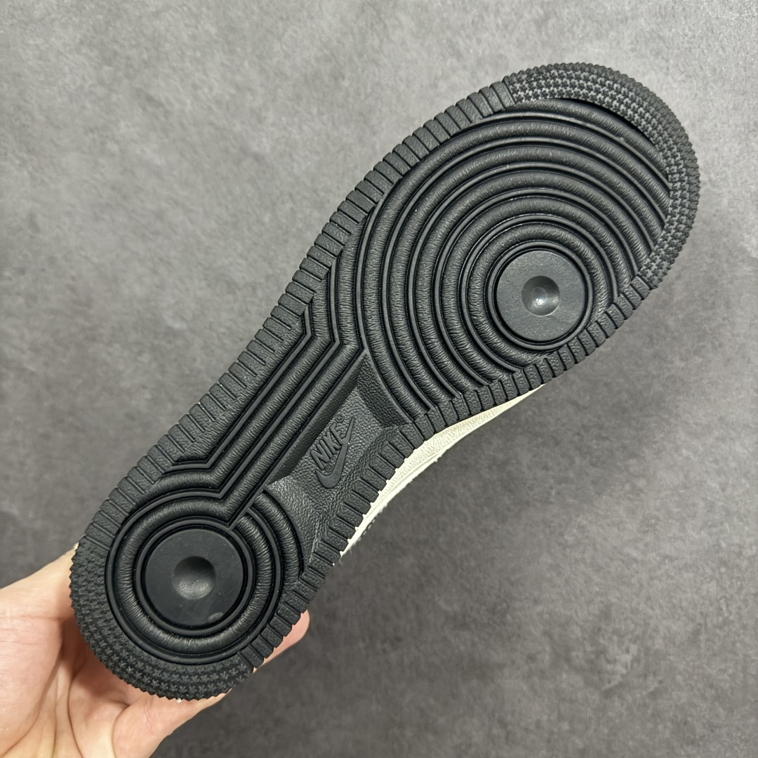 图片[9]-【定制版】迪奥联名 气场拉满 AIR FORCE 1 x DIOR联名限定款来袭，纯白皮革基底搭配黑色迪奥老花Swoosh，极简中透着奢华质感。鞋身DIOR标识低调彰显身份，黑白配色经典又高级，无论是西装革履还是街头潮搭都能无缝衔接。Air气垫科技保障舒适脚感，既是收藏级联名狠货，也是提升格调的穿搭神器，让你轻松驾驭各种场合，气场直接拉满。 货号：MM3399-811 尺码：36 36.5 37.5 38 38.5 39 40 40.5 41 42 42.5 43 44 44.5 45-选品中心