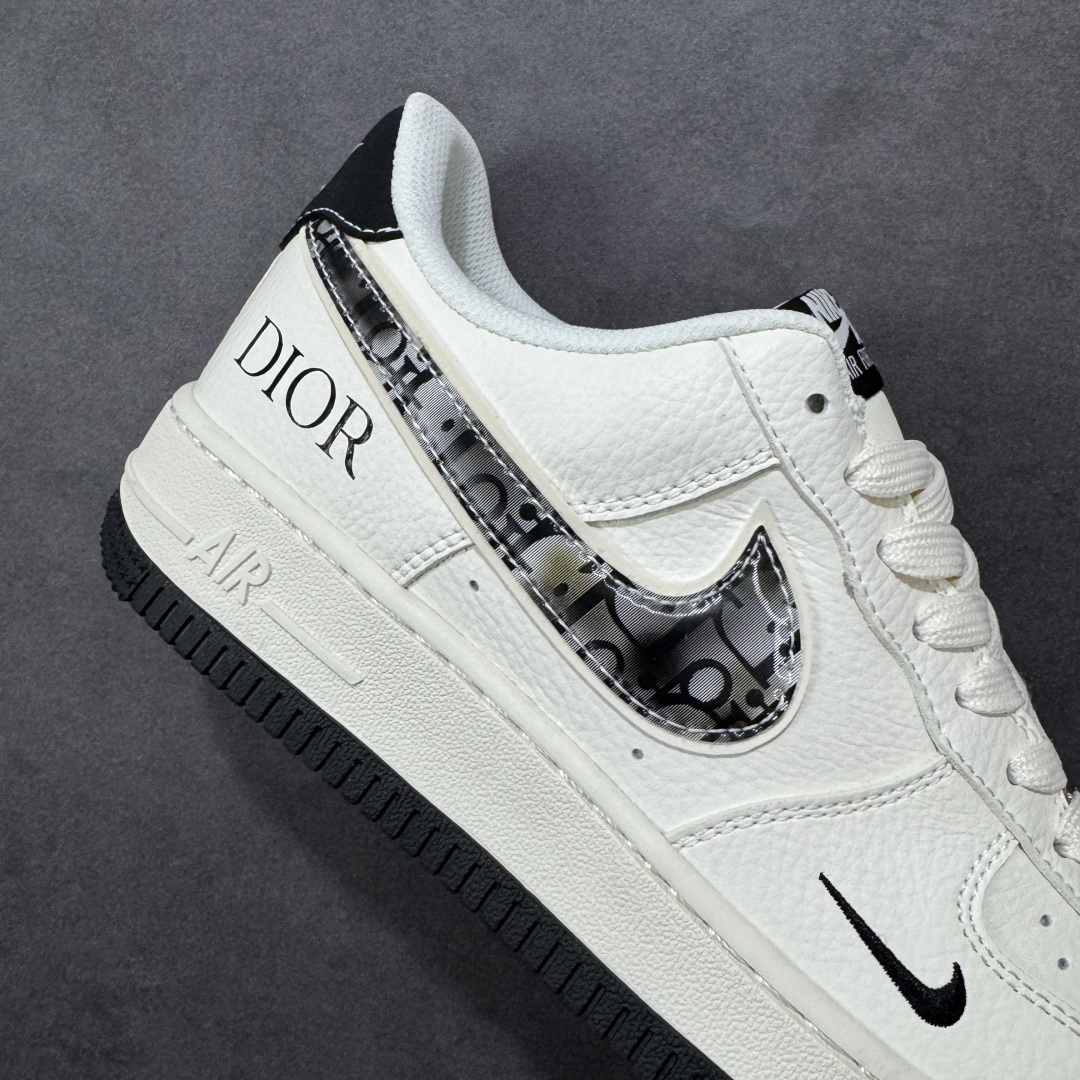 图片[6]-【定制版】迪奥联名 气场拉满 AIR FORCE 1 x DIOR联名限定款来袭，纯白皮革基底搭配黑色迪奥老花Swoosh，极简中透着奢华质感。鞋身DIOR标识低调彰显身份，黑白配色经典又高级，无论是西装革履还是街头潮搭都能无缝衔接。Air气垫科技保障舒适脚感，既是收藏级联名狠货，也是提升格调的穿搭神器，让你轻松驾驭各种场合，气场直接拉满。 货号：MM3399-811 尺码：36 36.5 37.5 38 38.5 39 40 40.5 41 42 42.5 43 44 44.5 45-选品中心