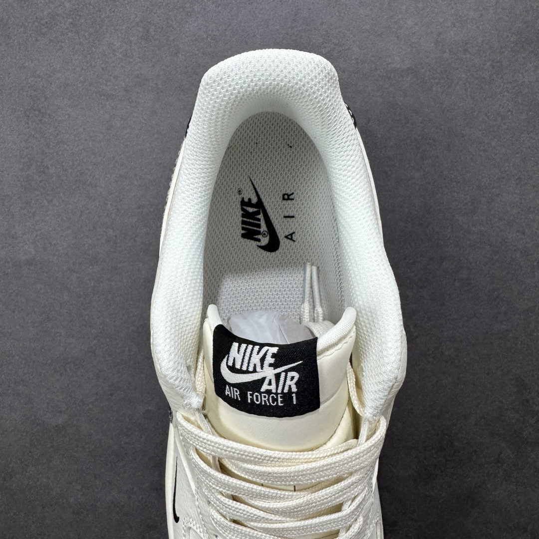 图片[7]-【定制版】迪奥联名 气场拉满 AIR FORCE 1 x DIOR联名限定款来袭，纯白皮革基底搭配黑色迪奥老花Swoosh，极简中透着奢华质感。鞋身DIOR标识低调彰显身份，黑白配色经典又高级，无论是西装革履还是街头潮搭都能无缝衔接。Air气垫科技保障舒适脚感，既是收藏级联名狠货，也是提升格调的穿搭神器，让你轻松驾驭各种场合，气场直接拉满。 货号：MM3399-811 尺码：36 36.5 37.5 38 38.5 39 40 40.5 41 42 42.5 43 44 44.5 45-选品中心
