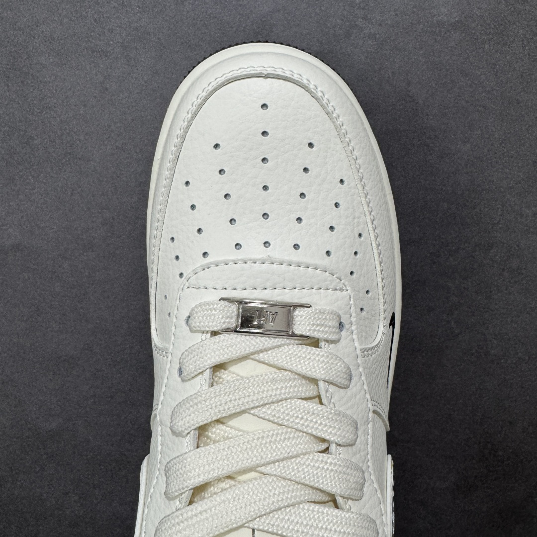 图片[8]-【定制版】迪奥联名 气场拉满 AIR FORCE 1 x DIOR联名限定款来袭，纯白皮革基底搭配黑色迪奥老花Swoosh，极简中透着奢华质感。鞋身DIOR标识低调彰显身份，黑白配色经典又高级，无论是西装革履还是街头潮搭都能无缝衔接。Air气垫科技保障舒适脚感，既是收藏级联名狠货，也是提升格调的穿搭神器，让你轻松驾驭各种场合，气场直接拉满。 货号：MM3399-811 尺码：36 36.5 37.5 38 38.5 39 40 40.5 41 42 42.5 43 44 44.5 45-选品中心