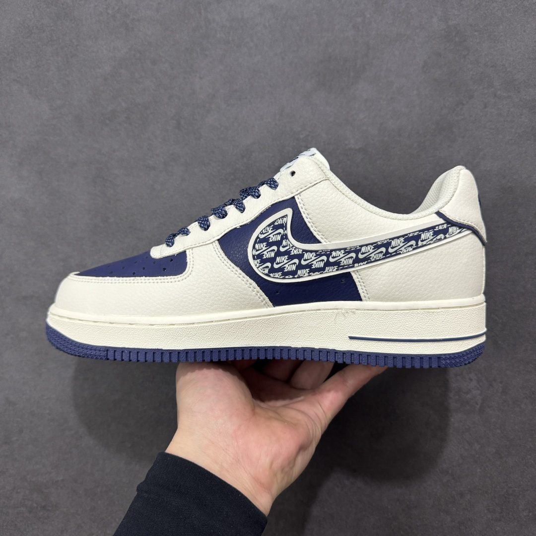 图片[2]-【定制版】蓝白撞色 涂鸦封神 AIR FORCE 1蓝白涂鸦限定版登场，米白皮革搭配藏蓝撞色，复古又清新。鞋身满印NIKE Logo与涂鸦花纹，自带街头吸睛buff，细节处的小勾设计更显精致。经典Air气垫加持，脚感柔软舒适，日常通勤、校园出街都能搭，既是复古潮人的心头好，也是百搭不出错的鞋柜必备，让你轻松拿捏美式复古风。 货号：XL1982-331 尺码：36 36.5 37.5 38 38.5 39 40 40.5 41 42 42.5 43 44 44.5 45-选品中心
