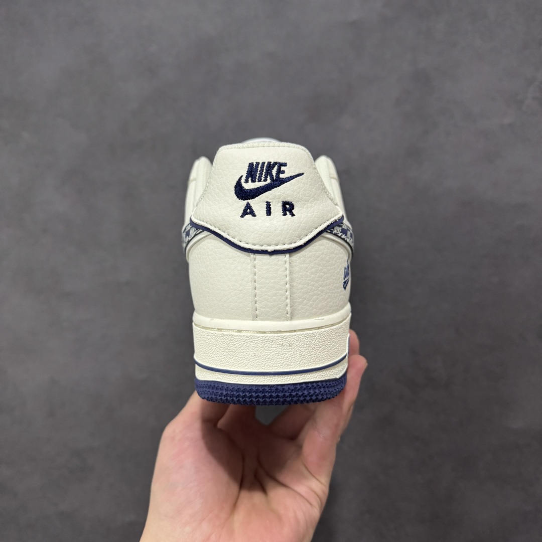 图片[4]-【定制版】蓝白撞色 涂鸦封神 AIR FORCE 1蓝白涂鸦限定版登场，米白皮革搭配藏蓝撞色，复古又清新。鞋身满印NIKE Logo与涂鸦花纹，自带街头吸睛buff，细节处的小勾设计更显精致。经典Air气垫加持，脚感柔软舒适，日常通勤、校园出街都能搭，既是复古潮人的心头好，也是百搭不出错的鞋柜必备，让你轻松拿捏美式复古风。 货号：XL1982-331 尺码：36 36.5 37.5 38 38.5 39 40 40.5 41 42 42.5 43 44 44.5 45-选品中心