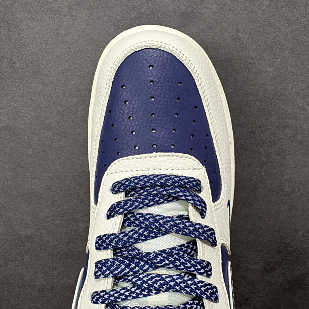 图片[8]-【定制版】蓝白撞色 涂鸦封神 AIR FORCE 1蓝白涂鸦限定版登场，米白皮革搭配藏蓝撞色，复古又清新。鞋身满印NIKE Logo与涂鸦花纹，自带街头吸睛buff，细节处的小勾设计更显精致。经典Air气垫加持，脚感柔软舒适，日常通勤、校园出街都能搭，既是复古潮人的心头好，也是百搭不出错的鞋柜必备，让你轻松拿捏美式复古风。 货号：XL1982-331 尺码：36 36.5 37.5 38 38.5 39 40 40.5 41 42 42.5 43 44 44.5 45-选品中心