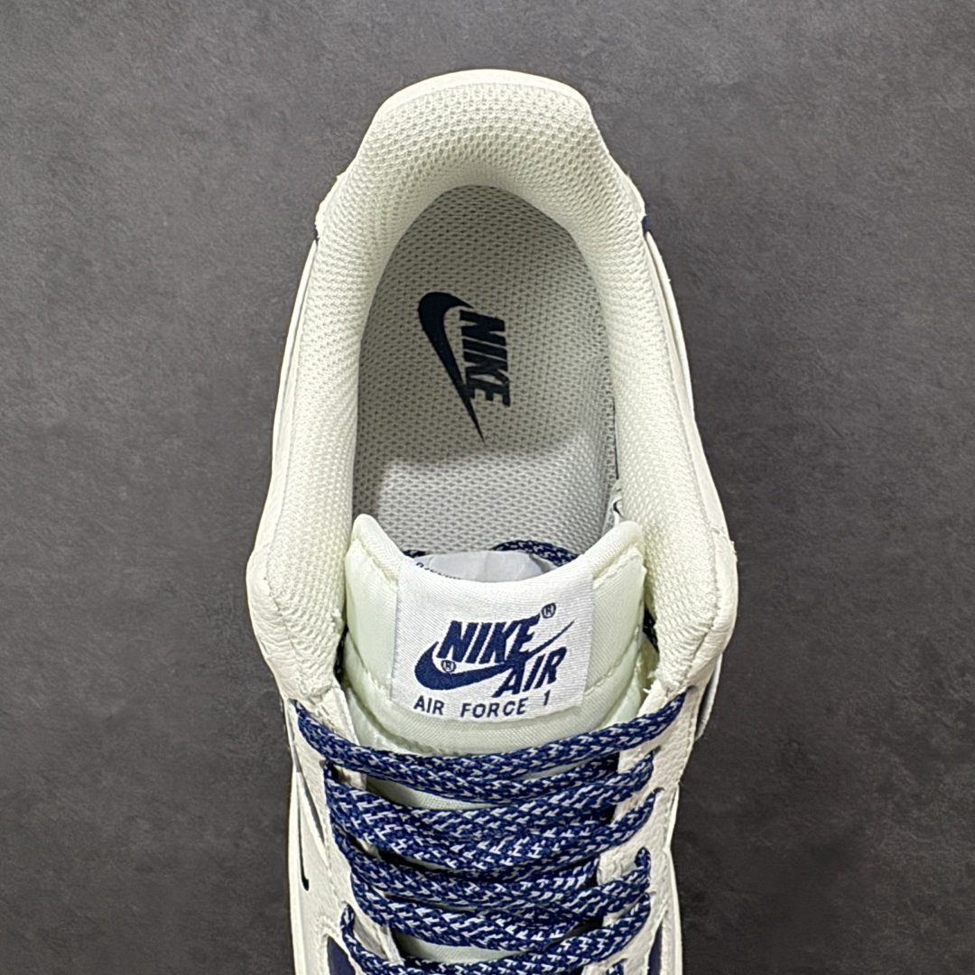 图片[7]-【定制版】蓝白撞色 涂鸦封神 AIR FORCE 1蓝白涂鸦限定版登场，米白皮革搭配藏蓝撞色，复古又清新。鞋身满印NIKE Logo与涂鸦花纹，自带街头吸睛buff，细节处的小勾设计更显精致。经典Air气垫加持，脚感柔软舒适，日常通勤、校园出街都能搭，既是复古潮人的心头好，也是百搭不出错的鞋柜必备，让你轻松拿捏美式复古风。 货号：XL1982-331 尺码：36 36.5 37.5 38 38.5 39 40 40.5 41 42 42.5 43 44 44.5 45-选品中心