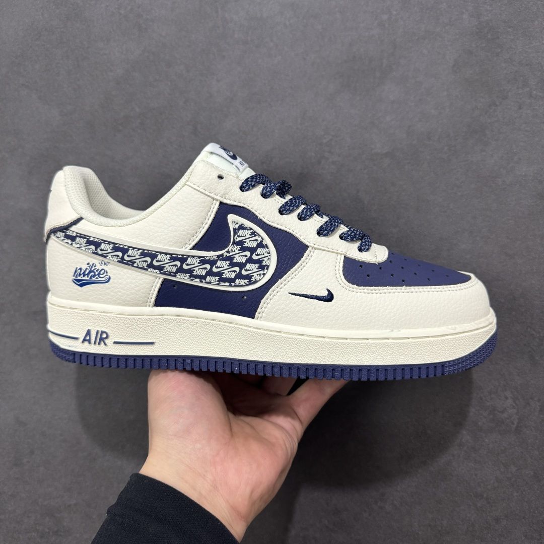 【定制版】蓝白撞色 涂鸦封神 AIR FORCE 1蓝白涂鸦限定版登场，米白皮革搭配藏蓝撞色，复古又清新。鞋身满印NIKE Logo与涂鸦花纹，自带街头吸睛buff，细节处的小勾设计更显精致。经典Air气垫加持，脚感柔软舒适，日常通勤、校园出街都能搭，既是复古潮人的心头好，也是百搭不出错的鞋柜必备，让你轻松拿捏美式复古风。 货号：XL1982-331 尺码：36 36.5 37.5 38 38.5 39 40 40.5 41 42 42.5 43 44 44.5 45-选品中心