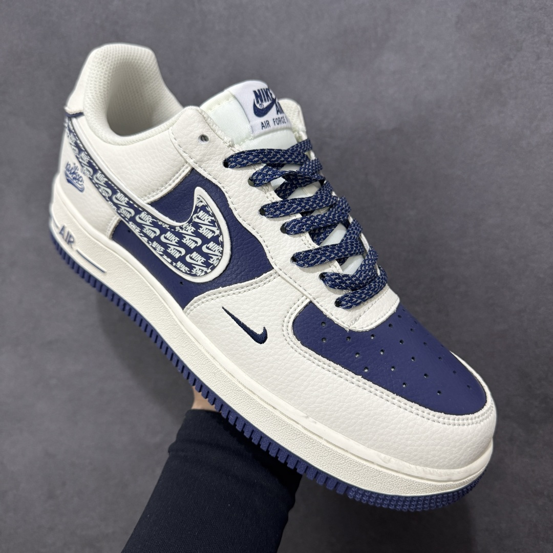 图片[3]-【定制版】蓝白撞色 涂鸦封神 AIR FORCE 1蓝白涂鸦限定版登场，米白皮革搭配藏蓝撞色，复古又清新。鞋身满印NIKE Logo与涂鸦花纹，自带街头吸睛buff，细节处的小勾设计更显精致。经典Air气垫加持，脚感柔软舒适，日常通勤、校园出街都能搭，既是复古潮人的心头好，也是百搭不出错的鞋柜必备，让你轻松拿捏美式复古风。 货号：XL1982-331 尺码：36 36.5 37.5 38 38.5 39 40 40.5 41 42 42.5 43 44 44.5 45-选品中心
