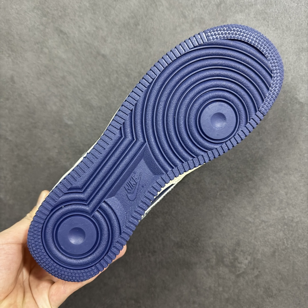 图片[9]-【定制版】蓝白撞色 涂鸦封神 AIR FORCE 1蓝白涂鸦限定版登场，米白皮革搭配藏蓝撞色，复古又清新。鞋身满印NIKE Logo与涂鸦花纹，自带街头吸睛buff，细节处的小勾设计更显精致。经典Air气垫加持，脚感柔软舒适，日常通勤、校园出街都能搭，既是复古潮人的心头好，也是百搭不出错的鞋柜必备，让你轻松拿捏美式复古风。 货号：XL1982-331 尺码：36 36.5 37.5 38 38.5 39 40 40.5 41 42 42.5 43 44 44.5 45-选品中心