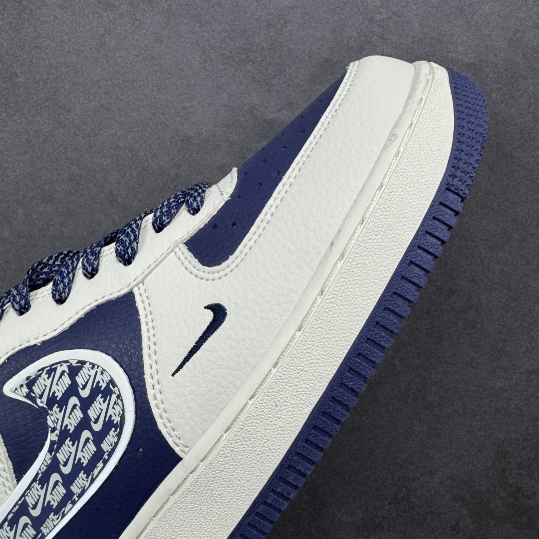 图片[5]-【定制版】蓝白撞色 涂鸦封神 AIR FORCE 1蓝白涂鸦限定版登场，米白皮革搭配藏蓝撞色，复古又清新。鞋身满印NIKE Logo与涂鸦花纹，自带街头吸睛buff，细节处的小勾设计更显精致。经典Air气垫加持，脚感柔软舒适，日常通勤、校园出街都能搭，既是复古潮人的心头好，也是百搭不出错的鞋柜必备，让你轻松拿捏美式复古风。 货号：XL1982-331 尺码：36 36.5 37.5 38 38.5 39 40 40.5 41 42 42.5 43 44 44.5 45-选品中心