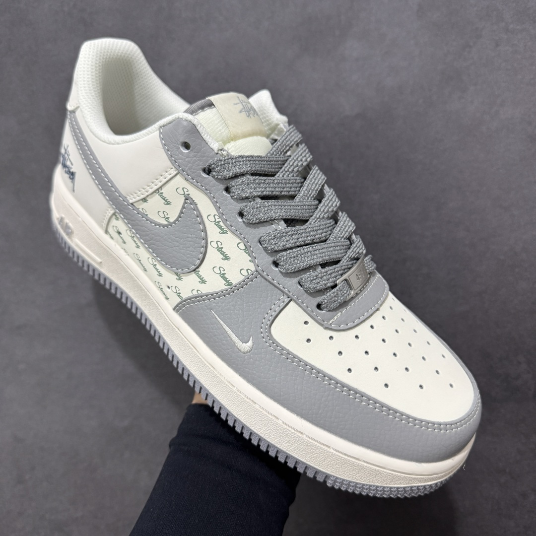 图片[3]-【定制版】美式街头潮流！Nike Air Force 1 Low Stüssy（斯图西联名） 空军一号 爆款高端定制 采用灰米拼接，鞋身融入满印的Stüssy迷你Logo，搭配同色系荔枝纹皮革与光滑反光材质，营造层次丰富的复古街头质感。 搭载Air气垫中底，搭配金属挂饰与反光鞋带，外底灰色橡胶材质，兼顾缓震性能与防滑实用性。 Stüssy作为美式街头文化的标志性品牌，与Air Force 1的结合强化了鞋款的潮流属性。 英文满印Logo+灰调，轻松拿捏美式复古感！ 货号：HH7518-082 尺码：36 36.5 37.5 38 38.5 39 40 40.5 41 42 42.5 43 44 44.5 45-选品中心