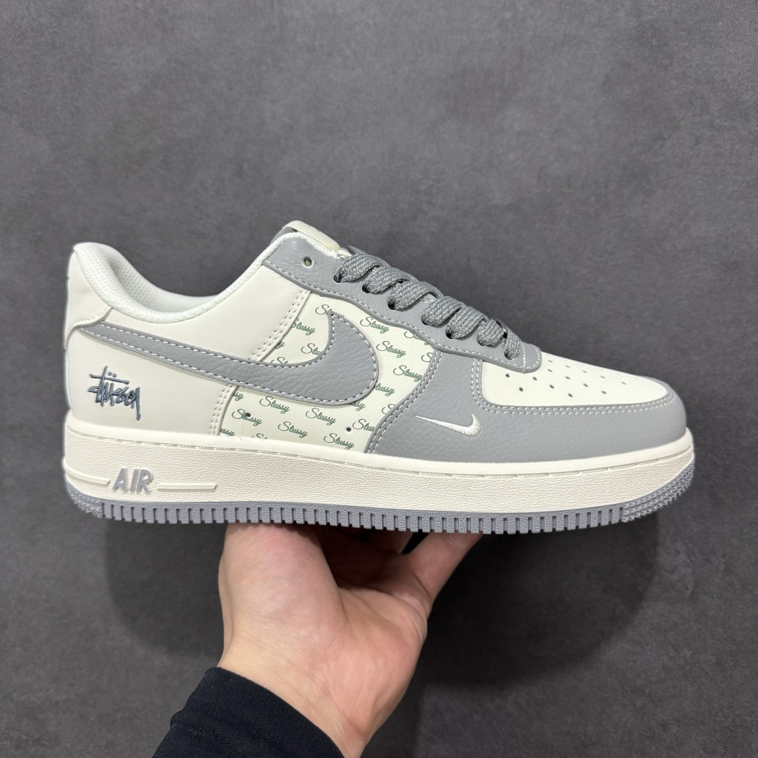 【定制版】美式街头潮流！Nike Air Force 1 Low Stüssy（斯图西联名） 空军一号 爆款高端定制 采用灰米拼接，鞋身融入满印的Stüssy迷你Logo，搭配同色系荔枝纹皮革与光滑反光材质，营造层次丰富的复古街头质感。 搭载Air气垫中底，搭配金属挂饰与反光鞋带，外底灰色橡胶材质，兼顾缓震性能与防滑实用性。 Stüssy作为美式街头文化的标志性品牌，与Air Force 1的结合强化了鞋款的潮流属性。 英文满印Logo+灰调，轻松拿捏美式复古感！ 货号：HH7518-082 尺码：36 36.5 37.5 38 38.5 39 40 40.5 41 42 42.5 43 44 44.5 45-选品中心