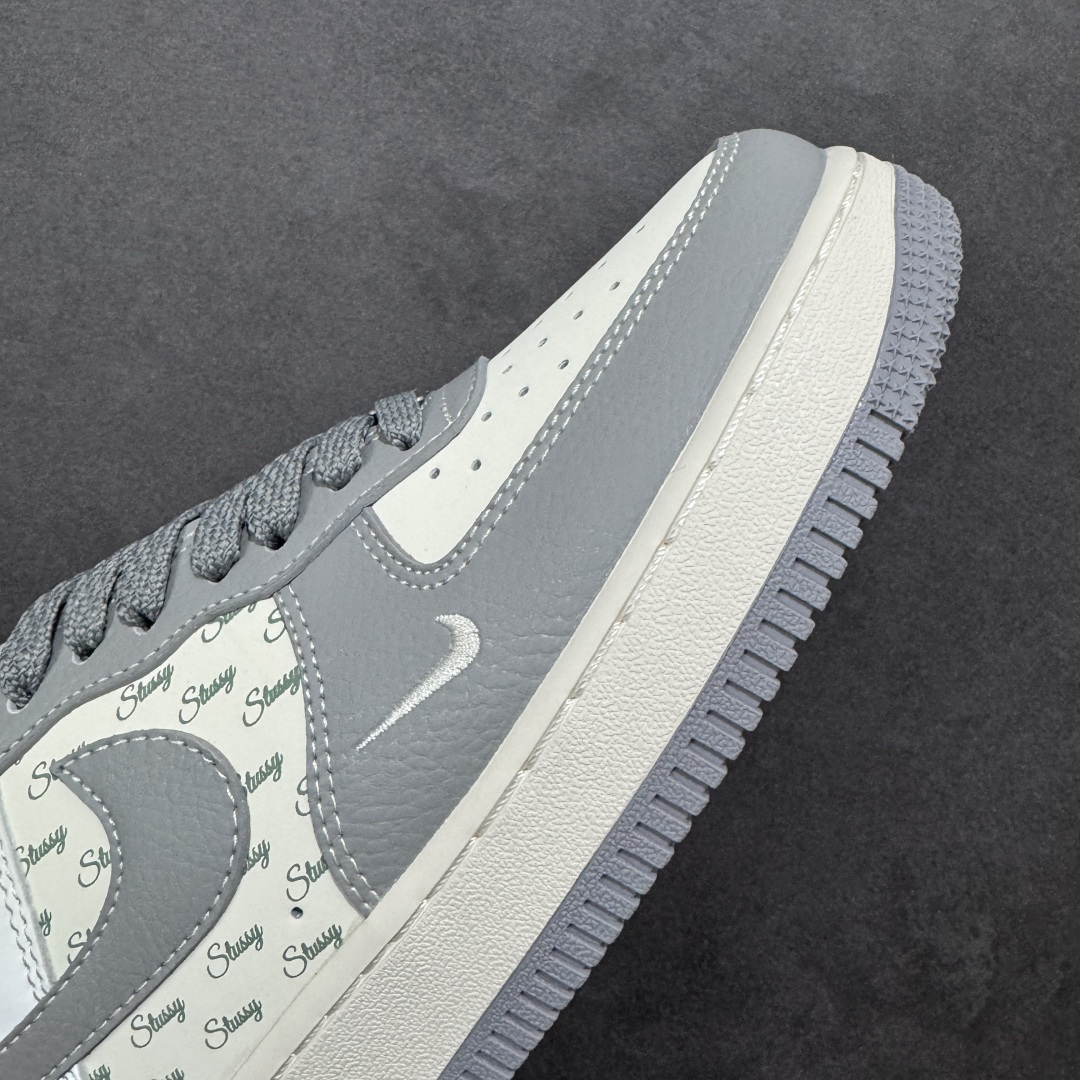图片[5]-【定制版】美式街头潮流！Nike Air Force 1 Low Stüssy（斯图西联名） 空军一号 爆款高端定制 采用灰米拼接，鞋身融入满印的Stüssy迷你Logo，搭配同色系荔枝纹皮革与光滑反光材质，营造层次丰富的复古街头质感。 搭载Air气垫中底，搭配金属挂饰与反光鞋带，外底灰色橡胶材质，兼顾缓震性能与防滑实用性。 Stüssy作为美式街头文化的标志性品牌，与Air Force 1的结合强化了鞋款的潮流属性。 英文满印Logo+灰调，轻松拿捏美式复古感！ 货号：HH7518-082 尺码：36 36.5 37.5 38 38.5 39 40 40.5 41 42 42.5 43 44 44.5 45-选品中心