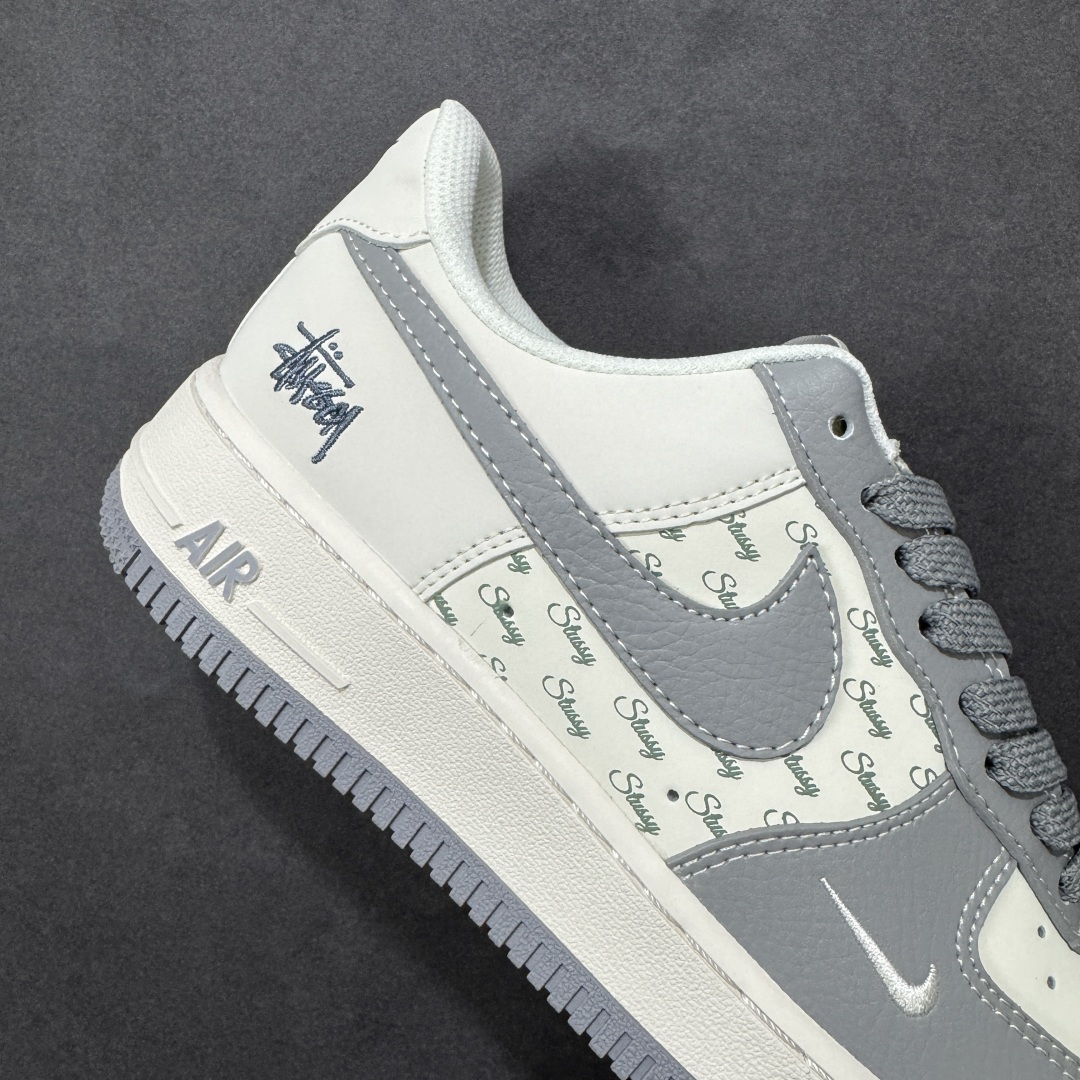 图片[6]-【定制版】美式街头潮流！Nike Air Force 1 Low Stüssy（斯图西联名） 空军一号 爆款高端定制 采用灰米拼接，鞋身融入满印的Stüssy迷你Logo，搭配同色系荔枝纹皮革与光滑反光材质，营造层次丰富的复古街头质感。 搭载Air气垫中底，搭配金属挂饰与反光鞋带，外底灰色橡胶材质，兼顾缓震性能与防滑实用性。 Stüssy作为美式街头文化的标志性品牌，与Air Force 1的结合强化了鞋款的潮流属性。 英文满印Logo+灰调，轻松拿捏美式复古感！ 货号：HH7518-082 尺码：36 36.5 37.5 38 38.5 39 40 40.5 41 42 42.5 43 44 44.5 45-选品中心
