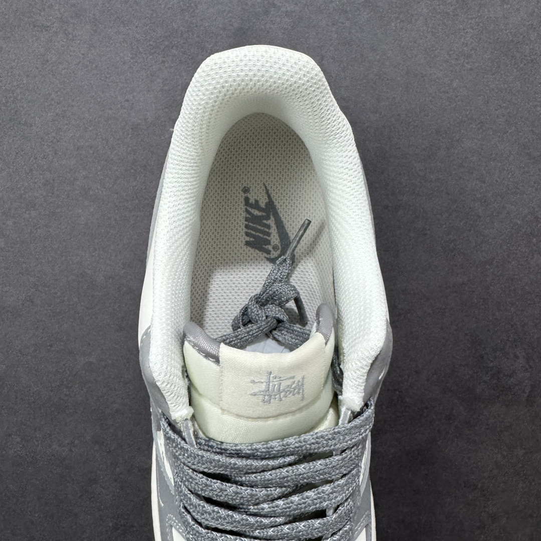 图片[7]-【定制版】美式街头潮流！Nike Air Force 1 Low Stüssy（斯图西联名） 空军一号 爆款高端定制 采用灰米拼接，鞋身融入满印的Stüssy迷你Logo，搭配同色系荔枝纹皮革与光滑反光材质，营造层次丰富的复古街头质感。 搭载Air气垫中底，搭配金属挂饰与反光鞋带，外底灰色橡胶材质，兼顾缓震性能与防滑实用性。 Stüssy作为美式街头文化的标志性品牌，与Air Force 1的结合强化了鞋款的潮流属性。 英文满印Logo+灰调，轻松拿捏美式复古感！ 货号：HH7518-082 尺码：36 36.5 37.5 38 38.5 39 40 40.5 41 42 42.5 43 44 44.5 45-选品中心