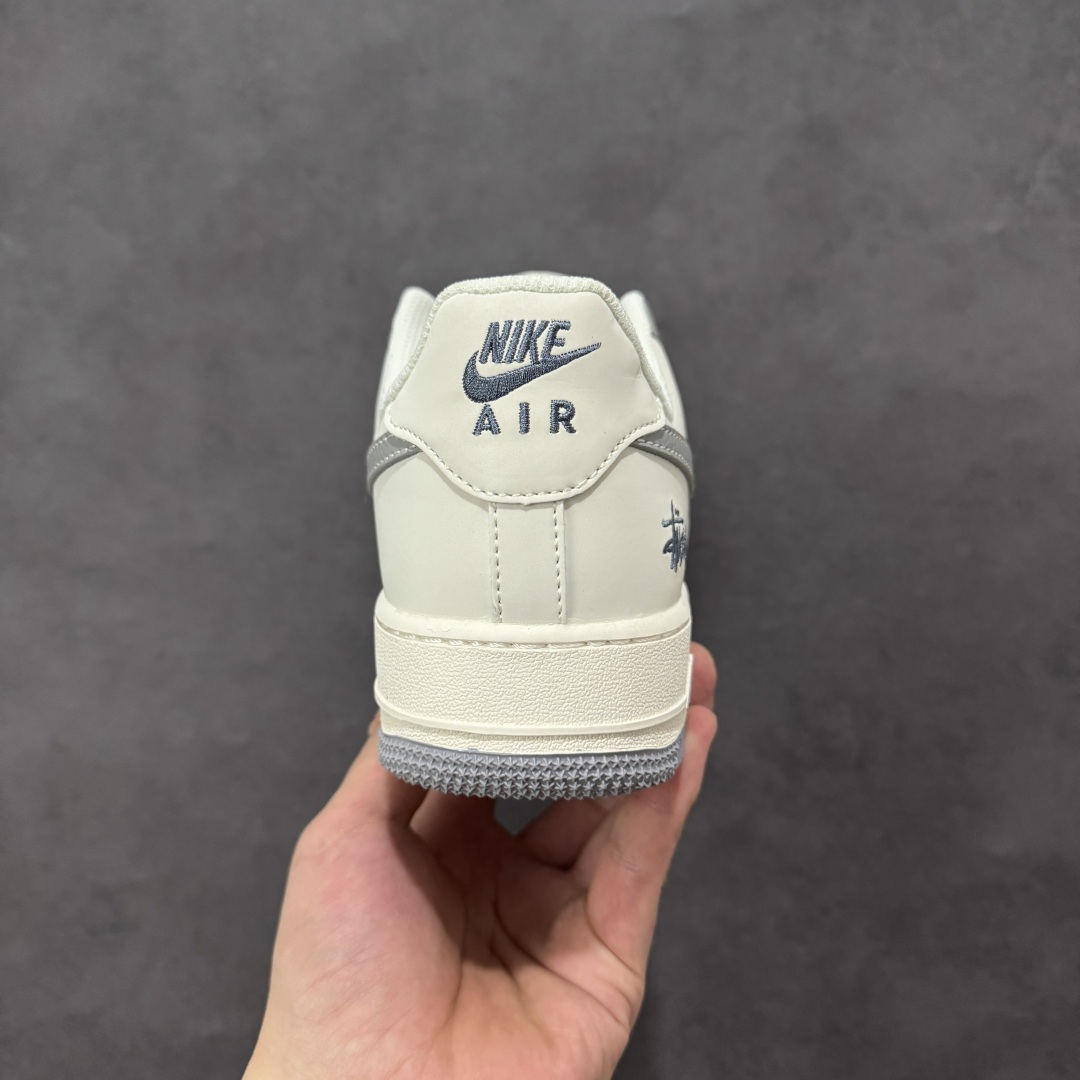 图片[4]-【定制版】美式街头潮流！Nike Air Force 1 Low Stüssy（斯图西联名） 空军一号 爆款高端定制 采用灰米拼接，鞋身融入满印的Stüssy迷你Logo，搭配同色系荔枝纹皮革与光滑反光材质，营造层次丰富的复古街头质感。 搭载Air气垫中底，搭配金属挂饰与反光鞋带，外底灰色橡胶材质，兼顾缓震性能与防滑实用性。 Stüssy作为美式街头文化的标志性品牌，与Air Force 1的结合强化了鞋款的潮流属性。 英文满印Logo+灰调，轻松拿捏美式复古感！ 货号：HH7518-082 尺码：36 36.5 37.5 38 38.5 39 40 40.5 41 42 42.5 43 44 44.5 45-选品中心