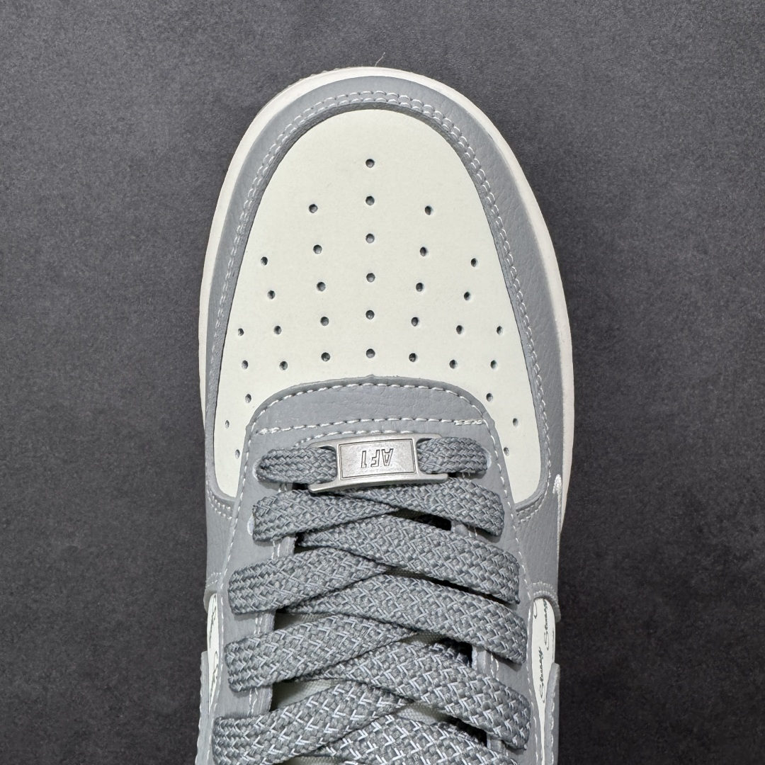图片[8]-【定制版】美式街头潮流！Nike Air Force 1 Low Stüssy（斯图西联名） 空军一号 爆款高端定制 采用灰米拼接，鞋身融入满印的Stüssy迷你Logo，搭配同色系荔枝纹皮革与光滑反光材质，营造层次丰富的复古街头质感。 搭载Air气垫中底，搭配金属挂饰与反光鞋带，外底灰色橡胶材质，兼顾缓震性能与防滑实用性。 Stüssy作为美式街头文化的标志性品牌，与Air Force 1的结合强化了鞋款的潮流属性。 英文满印Logo+灰调，轻松拿捏美式复古感！ 货号：HH7518-082 尺码：36 36.5 37.5 38 38.5 39 40 40.5 41 42 42.5 43 44 44.5 45-选品中心