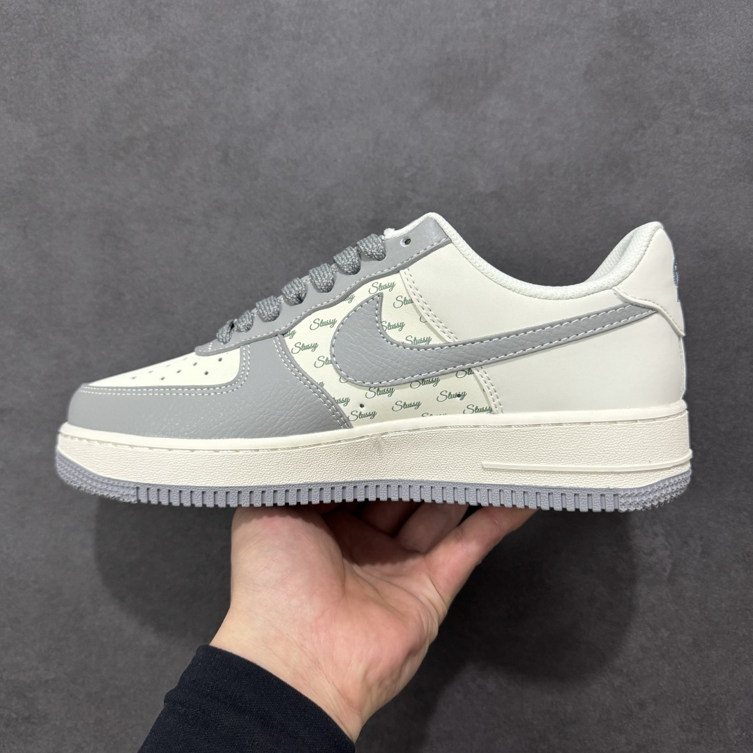 图片[2]-【定制版】美式街头潮流！Nike Air Force 1 Low Stüssy（斯图西联名） 空军一号 爆款高端定制 采用灰米拼接，鞋身融入满印的Stüssy迷你Logo，搭配同色系荔枝纹皮革与光滑反光材质，营造层次丰富的复古街头质感。 搭载Air气垫中底，搭配金属挂饰与反光鞋带，外底灰色橡胶材质，兼顾缓震性能与防滑实用性。 Stüssy作为美式街头文化的标志性品牌，与Air Force 1的结合强化了鞋款的潮流属性。 英文满印Logo+灰调，轻松拿捏美式复古感！ 货号：HH7518-082 尺码：36 36.5 37.5 38 38.5 39 40 40.5 41 42 42.5 43 44 44.5 45-选品中心