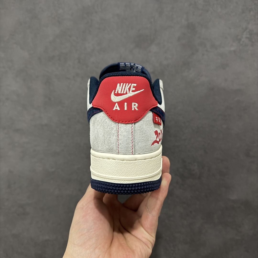 图片[4]-【定制版】2026限定 马年必入 AIR FORCE 1 2026马年限定款来袭，灰白黑撞色营造复古氛围，鞋身2026标识与骏马图案呼应主题，细节处的挂饰增添新年仪式感。翻毛皮与皮革拼接质感升级，Air气垫保障舒适脚感，日常通勤、街头出街都能搭，既是马年专属的纪念潮鞋，也是提升穿搭格调的利器，让你在新的一年里，每一步都走得潮范十足。 货号：HT5088-627 尺码：36 36.5 37.5 38 38.5 39 40 40.5 41 42 42.5 43 44 44.5 45-选品中心