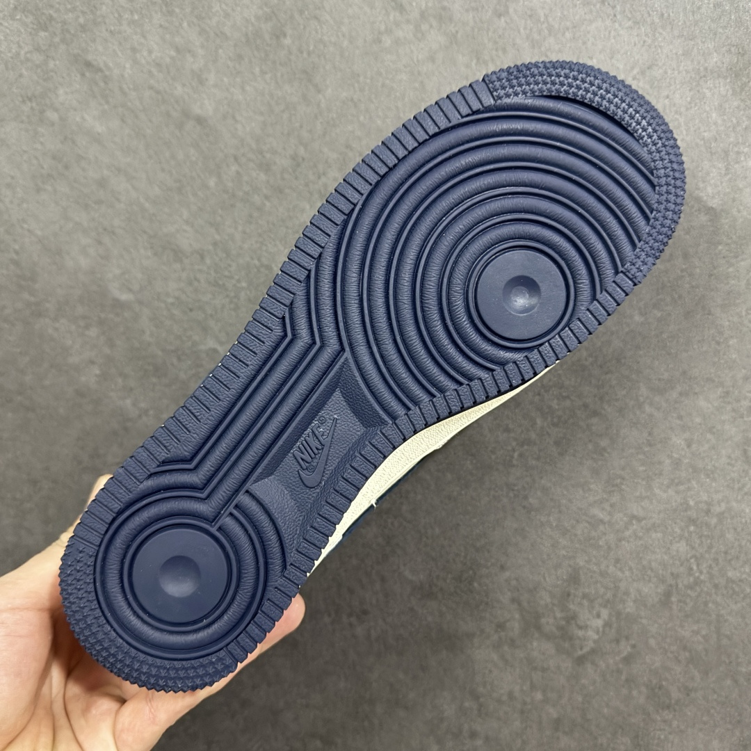 图片[9]-【定制版】2026限定 马年必入 AIR FORCE 1 2026马年限定款来袭，灰白黑撞色营造复古氛围，鞋身2026标识与骏马图案呼应主题，细节处的挂饰增添新年仪式感。翻毛皮与皮革拼接质感升级，Air气垫保障舒适脚感，日常通勤、街头出街都能搭，既是马年专属的纪念潮鞋，也是提升穿搭格调的利器，让你在新的一年里，每一步都走得潮范十足。 货号：HT5088-627 尺码：36 36.5 37.5 38 38.5 39 40 40.5 41 42 42.5 43 44 44.5 45-选品中心