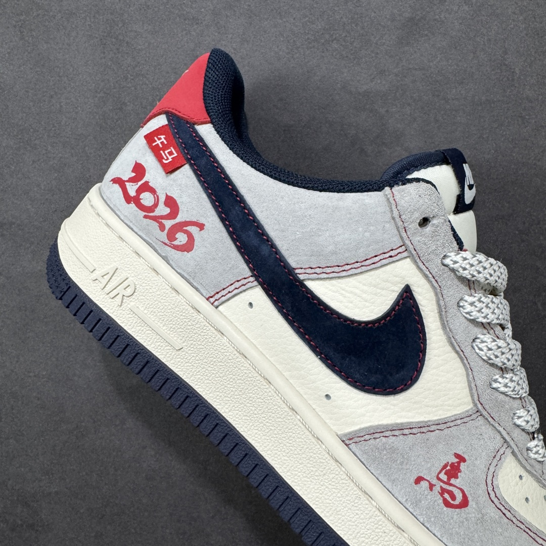 图片[6]-【定制版】2026限定 马年必入 AIR FORCE 1 2026马年限定款来袭，灰白黑撞色营造复古氛围，鞋身2026标识与骏马图案呼应主题，细节处的挂饰增添新年仪式感。翻毛皮与皮革拼接质感升级，Air气垫保障舒适脚感，日常通勤、街头出街都能搭，既是马年专属的纪念潮鞋，也是提升穿搭格调的利器，让你在新的一年里，每一步都走得潮范十足。 货号：HT5088-627 尺码：36 36.5 37.5 38 38.5 39 40 40.5 41 42 42.5 43 44 44.5 45-选品中心