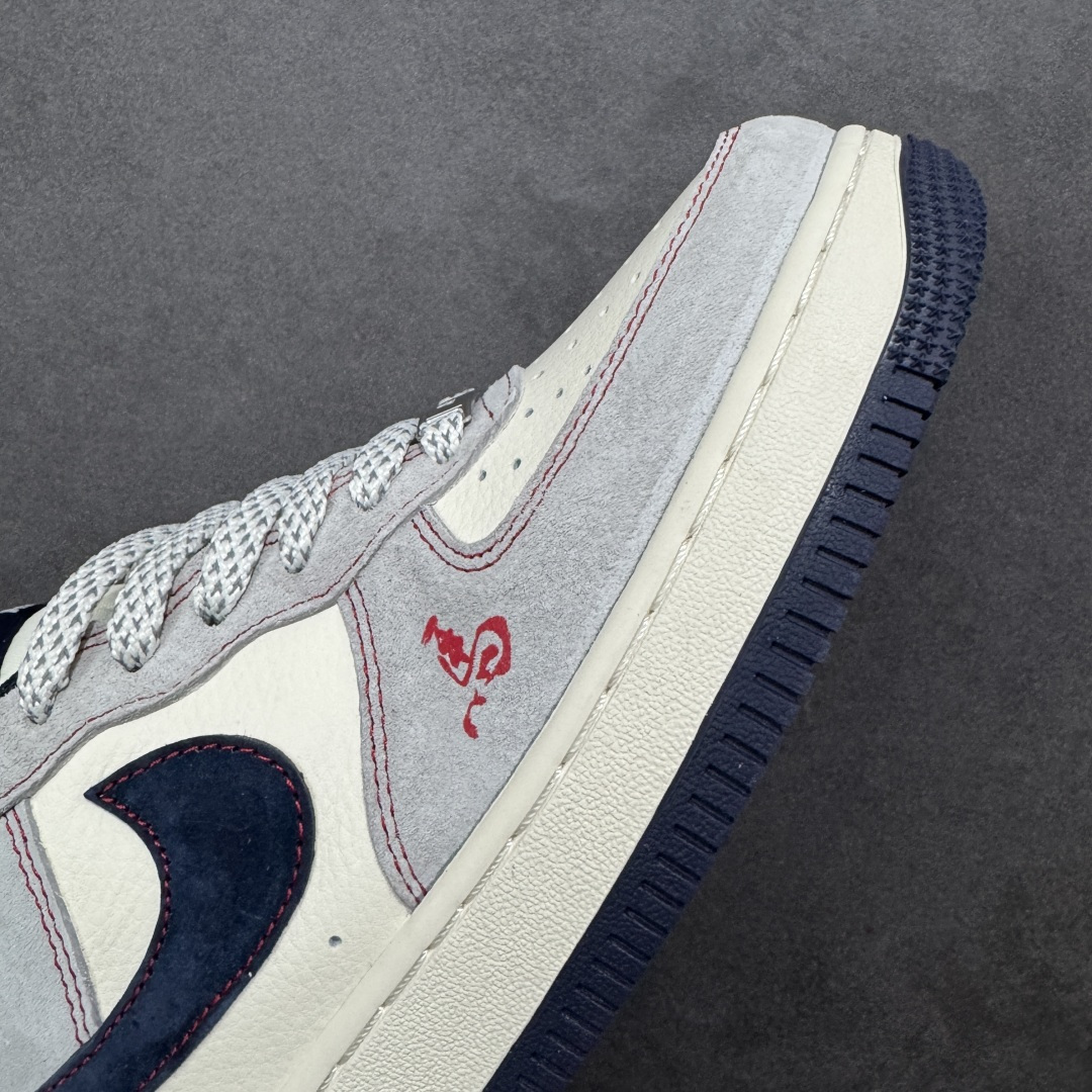 图片[5]-【定制版】2026限定 马年必入 AIR FORCE 1 2026马年限定款来袭，灰白黑撞色营造复古氛围，鞋身2026标识与骏马图案呼应主题，细节处的挂饰增添新年仪式感。翻毛皮与皮革拼接质感升级，Air气垫保障舒适脚感，日常通勤、街头出街都能搭，既是马年专属的纪念潮鞋，也是提升穿搭格调的利器，让你在新的一年里，每一步都走得潮范十足。 货号：HT5088-627 尺码：36 36.5 37.5 38 38.5 39 40 40.5 41 42 42.5 43 44 44.5 45-选品中心