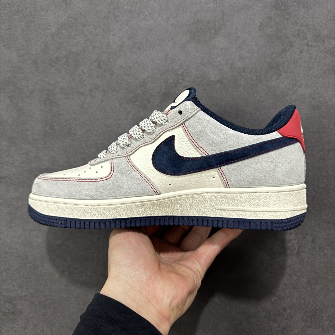 图片[2]-【定制版】2026限定 马年必入 AIR FORCE 1 2026马年限定款来袭，灰白黑撞色营造复古氛围，鞋身2026标识与骏马图案呼应主题，细节处的挂饰增添新年仪式感。翻毛皮与皮革拼接质感升级，Air气垫保障舒适脚感，日常通勤、街头出街都能搭，既是马年专属的纪念潮鞋，也是提升穿搭格调的利器，让你在新的一年里，每一步都走得潮范十足。 货号：HT5088-627 尺码：36 36.5 37.5 38 38.5 39 40 40.5 41 42 42.5 43 44 44.5 45-选品中心