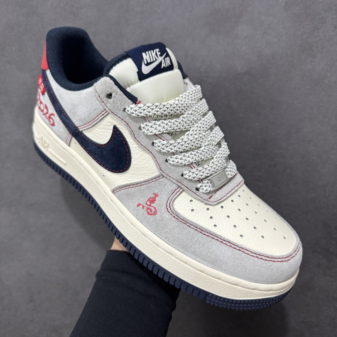 图片[3]-【定制版】2026限定 马年必入 AIR FORCE 1 2026马年限定款来袭，灰白黑撞色营造复古氛围，鞋身2026标识与骏马图案呼应主题，细节处的挂饰增添新年仪式感。翻毛皮与皮革拼接质感升级，Air气垫保障舒适脚感，日常通勤、街头出街都能搭，既是马年专属的纪念潮鞋，也是提升穿搭格调的利器，让你在新的一年里，每一步都走得潮范十足。 货号：HT5088-627 尺码：36 36.5 37.5 38 38.5 39 40 40.5 41 42 42.5 43 44 44.5 45-选品中心