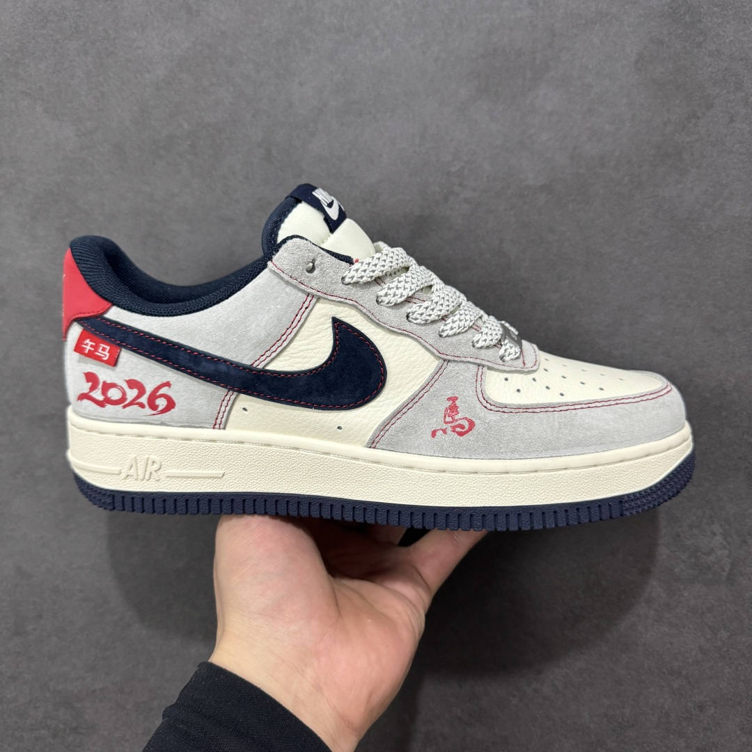【定制版】2026限定 马年必入 AIR FORCE 1 2026马年限定款来袭，灰白黑撞色营造复古氛围，鞋身2026标识与骏马图案呼应主题，细节处的挂饰增添新年仪式感。翻毛皮与皮革拼接质感升级，Air气垫保障舒适脚感，日常通勤、街头出街都能搭，既是马年专属的纪念潮鞋，也是提升穿搭格调的利器，让你在新的一年里，每一步都走得潮范十足。 货号：HT5088-627 尺码：36 36.5 37.5 38 38.5 39 40 40.5 41 42 42.5 43 44 44.5 45-选品中心
