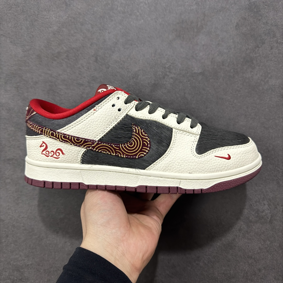 【定制版】Nike SB Dunk Low 马年联名限定 白黑马毛 高端定制 低帮休闲板鞋 #特殊定制材料 黑白拼接鞋面融合细腻马毛质感，搭配复古米白皮革，层次丰富又高级。 货号：DS6608-021 尺码：36 36.5 37.5 38 38.5 39 40 40.5 41 42 42.5 43 44 44.5 45-选品中心