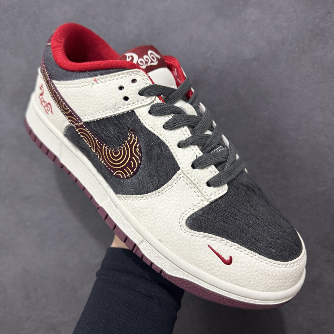 图片[3]-【定制版】Nike SB Dunk Low 马年联名限定 白黑马毛 高端定制 低帮休闲板鞋 #特殊定制材料 黑白拼接鞋面融合细腻马毛质感，搭配复古米白皮革，层次丰富又高级。 货号：DS6608-021 尺码：36 36.5 37.5 38 38.5 39 40 40.5 41 42 42.5 43 44 44.5 45-选品中心